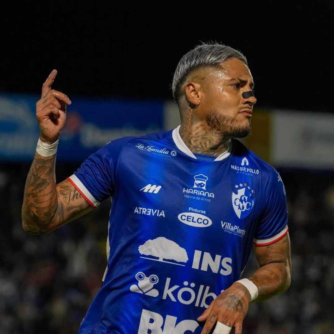 Jugador de fútbol de primera división de Costa Rica usando tiras nasales Gronex en partido oficial