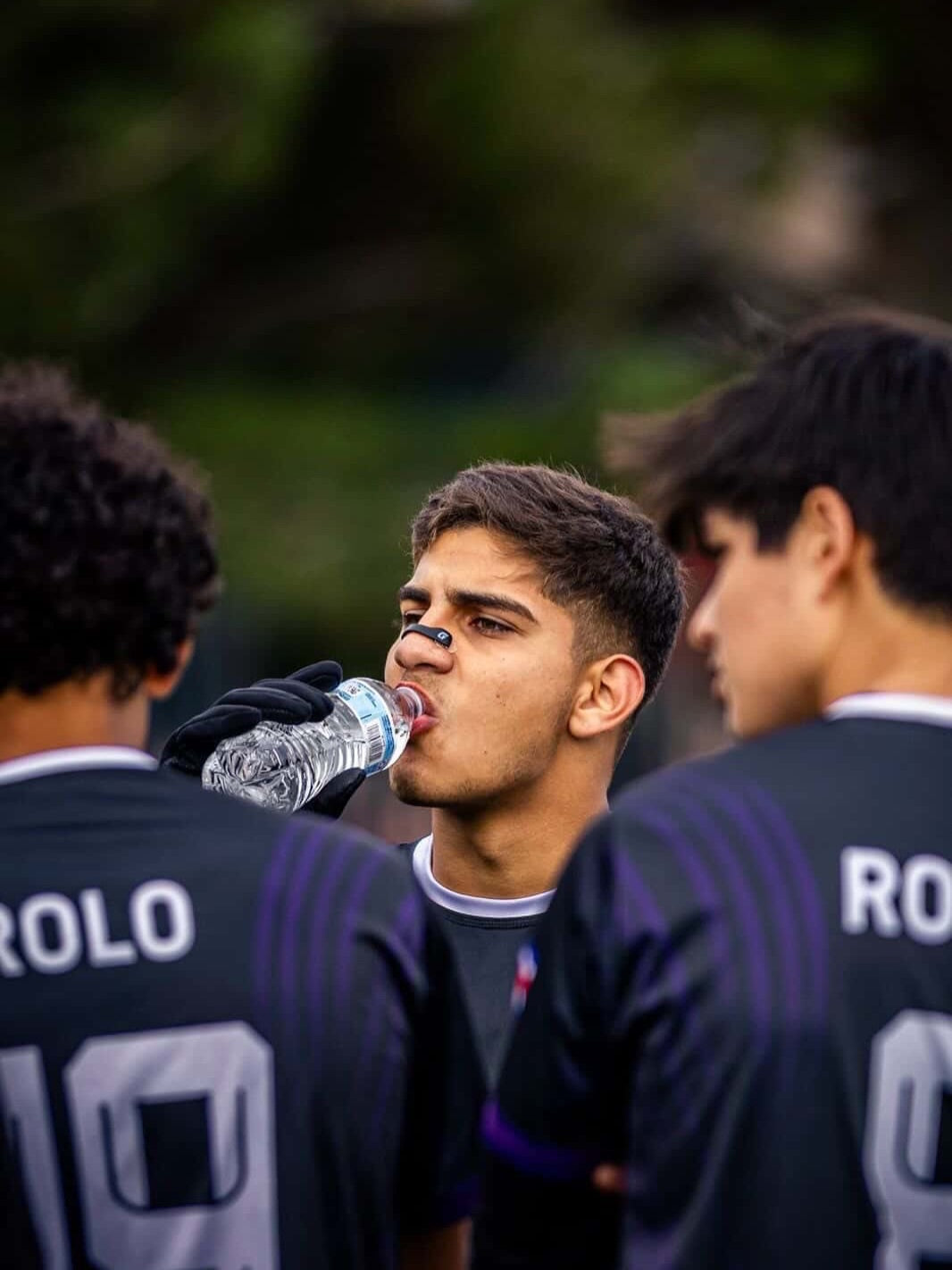 Jugador de fútbol profesional usando bandas nasales Gronex en partido oficial