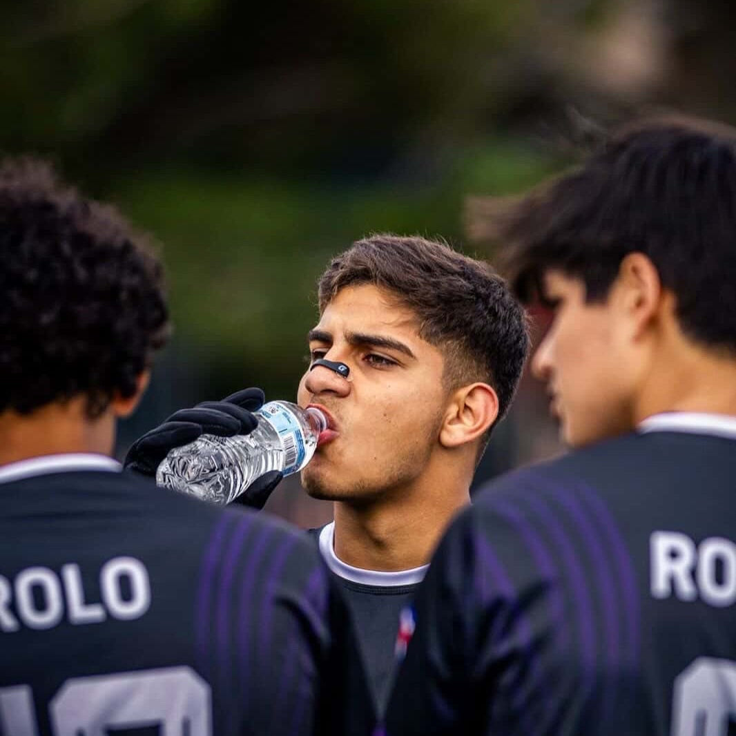 Jugador de fútbol usando banda nasal magnética Gronex en partido de primera división