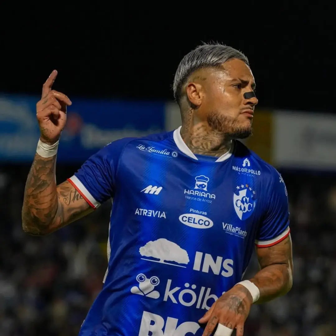 Jugador de fútbol de primera división Costa Rica usando bandas nasales Gronex en partido oficial