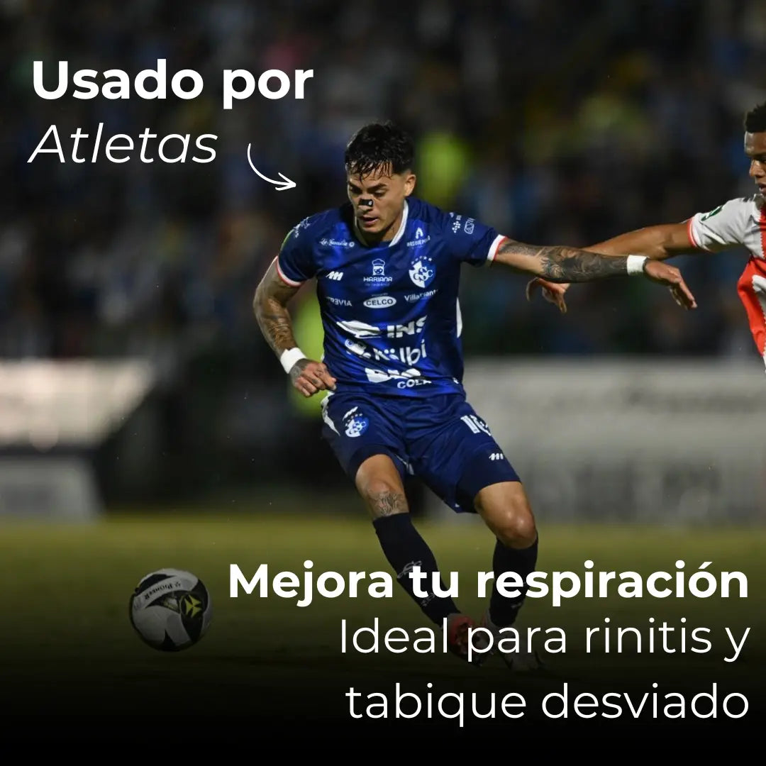 Jugador de fútbol profesional de primera división de Costa Rica usando tiras nasales Gronex en partido