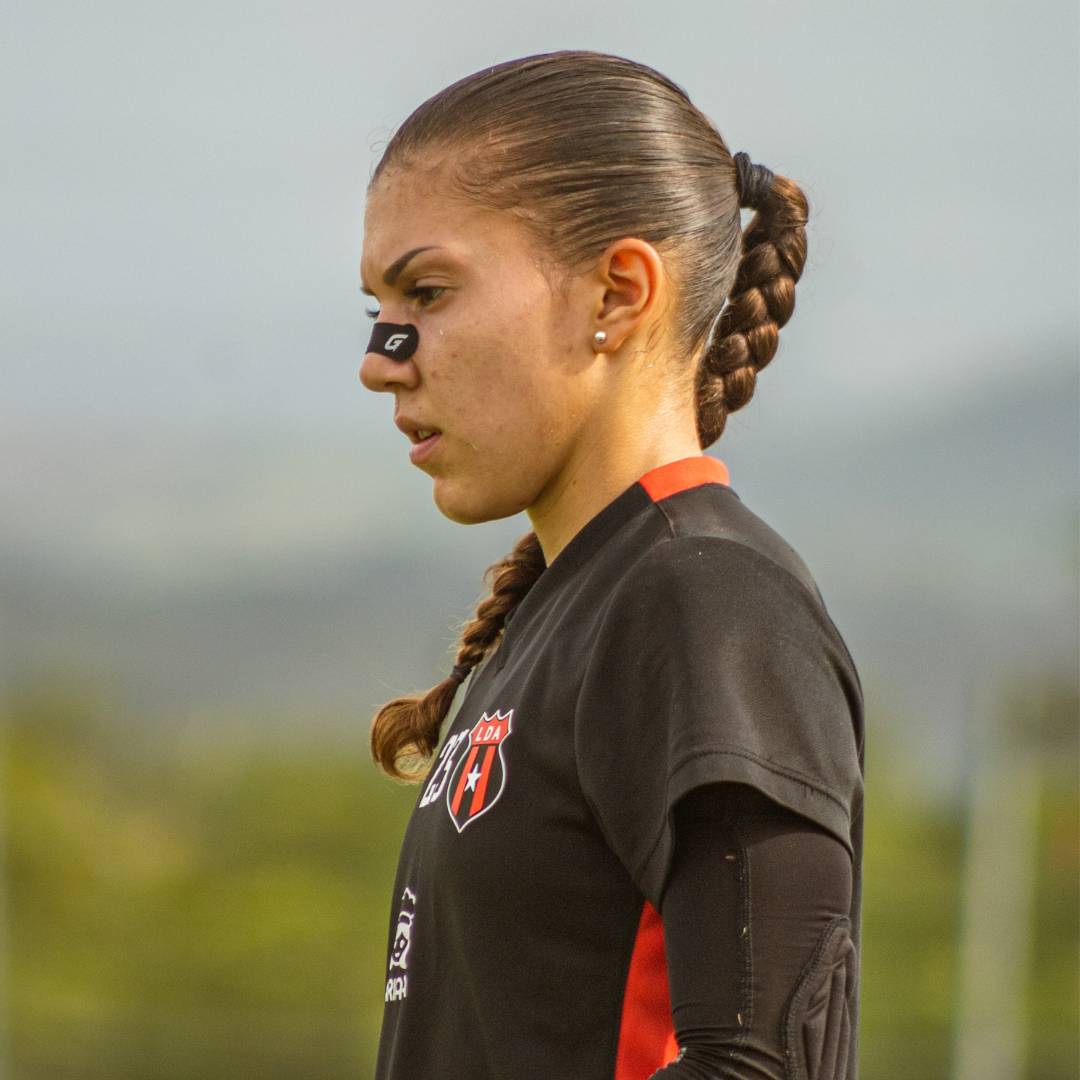 Mujer usando tiras nasales gronex haciendo deporte en fútbol 